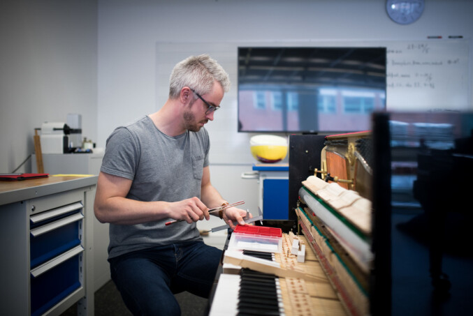 Det finnes over en halv million pianoer i Norge. Dersom de alle skal stemmes én gang i året, betyr det 7500 stemminger per pianostemmer i året. Foto: Skjalg Bøhmer Vold Det finnes over en halv million pianoer i Norge. Dersom de alle skal stemmes én gang i året, betyr det 7500 stemminger per pianostemmer i året. Foto: Skjalg Bøhmer Vold