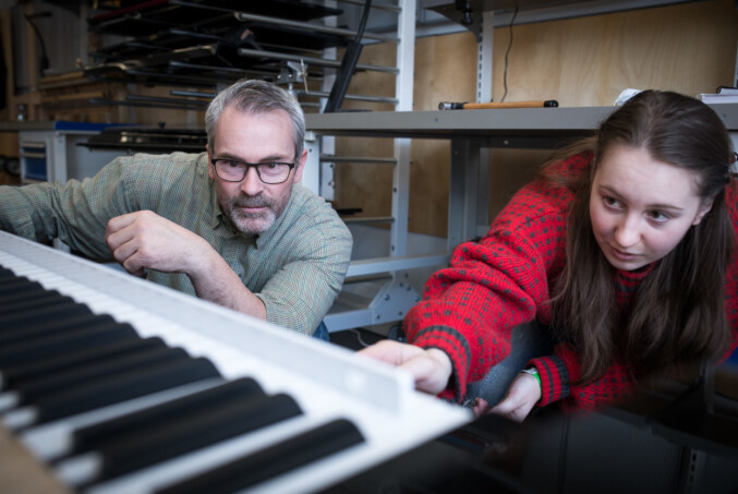Maiken Hansen (høyre) sier hun trives med studiet, men at det er krevende. — Det er over 6000 deler i et piano, og man skal kunne navnet på ganske mange av dem, sier hun. Foto: Skjalg Bøhmer Vold Maiken Hansen (høyre) sier hun trives med studiet, men at det er krevende. — Det er over 6000 deler i et piano, og man skal kunne navnet på ganske mange av dem, sier hun. Foto: Skjalg Bøhmer Vold