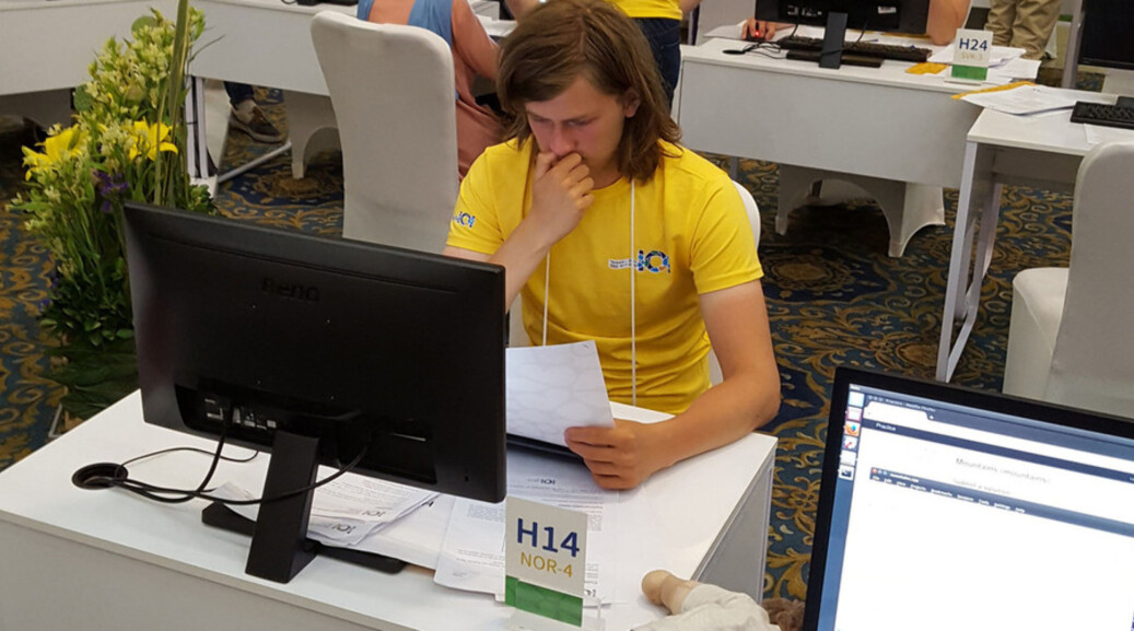 Birk Tjelmeland vann førre helg Norsk Informatikkolympiade, som vart arrangert ved UiB. Biletet er frå den internasjonale finalen i Iran i fjor. Foto: Privat Birk Tjelmeland vann førre helg Norsk Informatikkolympiade, som vart arrangert ved UiB. Biletet er frå den internasjonale finalen i Iran i fjor. Foto: Privat