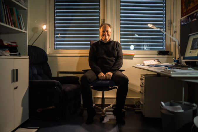 Khronos filmanmelder Jan Storø på kontoret hans på OsloMet. Han bruker aldri taklampene på kontoret, og foretrekker små lyskilder. Foto: David Engmo Khronos filmanmelder Jan Storø på kontoret hans på OsloMet. Han bruker aldri taklampene på kontoret, og foretrekker små lyskilder. Foto: David Engmo