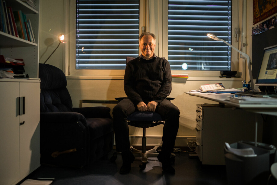 Khronos filmanmelder Jan Storø på kontoret hans på OsloMet. Han bruker aldri taklampene på kontoret, og foretrekker små lyskilder. Foto: David Engmo