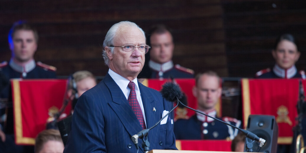 Kongen, Carl Gustaf, er den høye beskytter av Svenska Akademien . Nå er han i ferd med å gripe inn i konflikthåndtering av en sak som handler om seksuell trakassering. Her er han på nasjonaldagen i 2010. Foto: Bengt Nyman/Flickr(https://creativecommons.org/licenses/by/2.0/) Kongen, Carl Gustaf, er den høye beskytter av Svenska Akademien . Nå er han i ferd med å gripe inn i konflikthåndtering av en sak som handler om seksuell trakassering. Her er han på nasjonaldagen i 2010. Foto: Bengt Nyman/Flickr(https://creativecommons.org/licenses/by/2.0/)