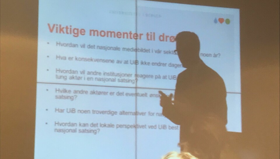 UiB-rektor og styreleder Dag Rune Olsen innleder for universitetsstyret om mulig avissamarbeid om Khrono. (Skjermdump)