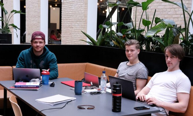 Fra venstre: Vetle Eriksen (21), Svein Bosch (23) og Kristian Watvedt (26) studerer samfunnsernæring på OsloMet. Fra venstre: Vetle Eriksen (21), Svein Bosch (23) og Kristian Watvedt (26) studerer samfunnsernæring på OsloMet.