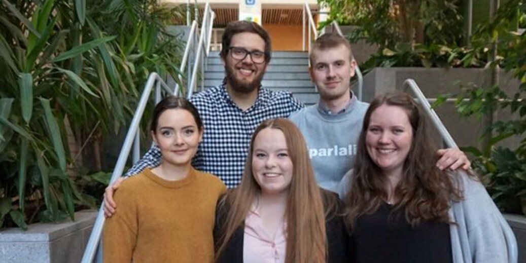 Fra øverst til venstre på bildet:
Steffen Kambe Strømsnes (Nestleder)
Jim André Gjerde (Stedlig leder). Nederst fra venstre
Sofia Jøssang Kerchaoui (Internasjonalt ansvarlig), Marthe Bolstad Breistein (Kommunikasjonsansvarlig) og Thea Ekerhovd (Fag- og læringsmiljøansvarlig). Foto: NTNU i Ålesund Fra øverst til venstre på bildet:
Steffen Kambe Strømsnes (Nestleder)
Jim André Gjerde (Stedlig leder). Nederst fra venstre
Sofia Jøssang Kerchaoui (Internasjonalt ansvarlig), Marthe Bolstad Breistein (Kommunikasjonsansvarlig) og Thea Ekerhovd (Fag- og læringsmiljøansvarlig). Foto: NTNU i Ålesund