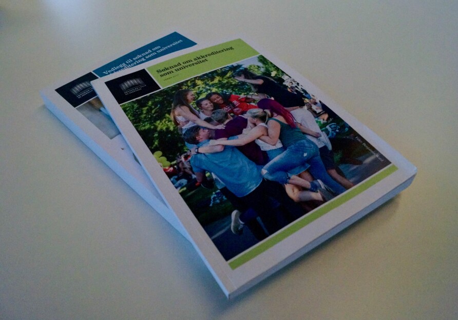 Slik ser vel 700 sider med godkjent universitetssøknad ut, for OsloMet. Foto: Øystein Fimland