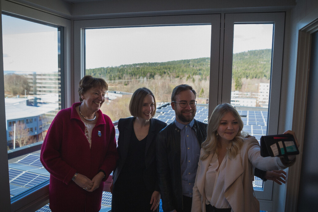 Fra studentboligene er det utsikt over solcellepanelene som leverer strøm til bygget. F.v.: Marianne Borgen, Iselin Nybø, Vete Bo Saga, Elisabeth Holien. Foto: Siri Øverland Eriksen Fra studentboligene er det utsikt over solcellepanelene som leverer strøm til bygget. F.v.: Marianne Borgen, Iselin Nybø, Vete Bo Saga, Elisabeth Holien. Foto: Siri Øverland Eriksen