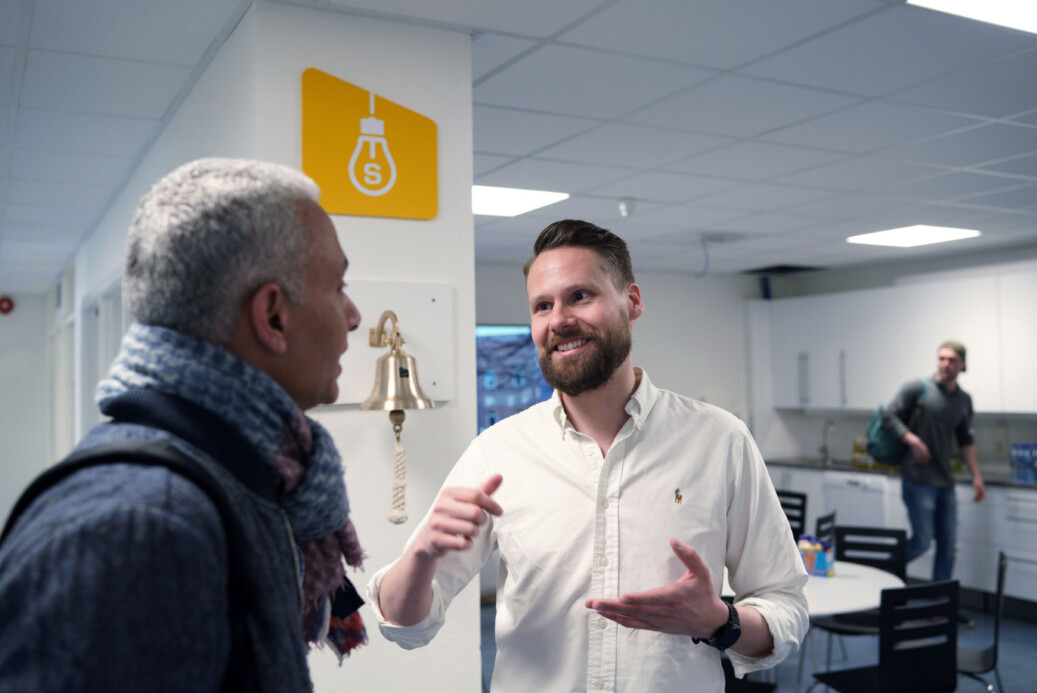 Direktør for Gründergarasjen Christian Hemmestad Bjerke er stolt over den gammeldagse salgsklokka som skal tydeliggjøre at det er salg av produkter som skal være i sentrum for det nye senteret for innovasjon på OsloMet. Foto: Ketil blom Haugstulen Direktør for Gründergarasjen Christian Hemmestad Bjerke er stolt over den gammeldagse salgsklokka som skal tydeliggjøre at det er salg av produkter som skal være i sentrum for det nye senteret for innovasjon på OsloMet. Foto: Ketil blom Haugstulen