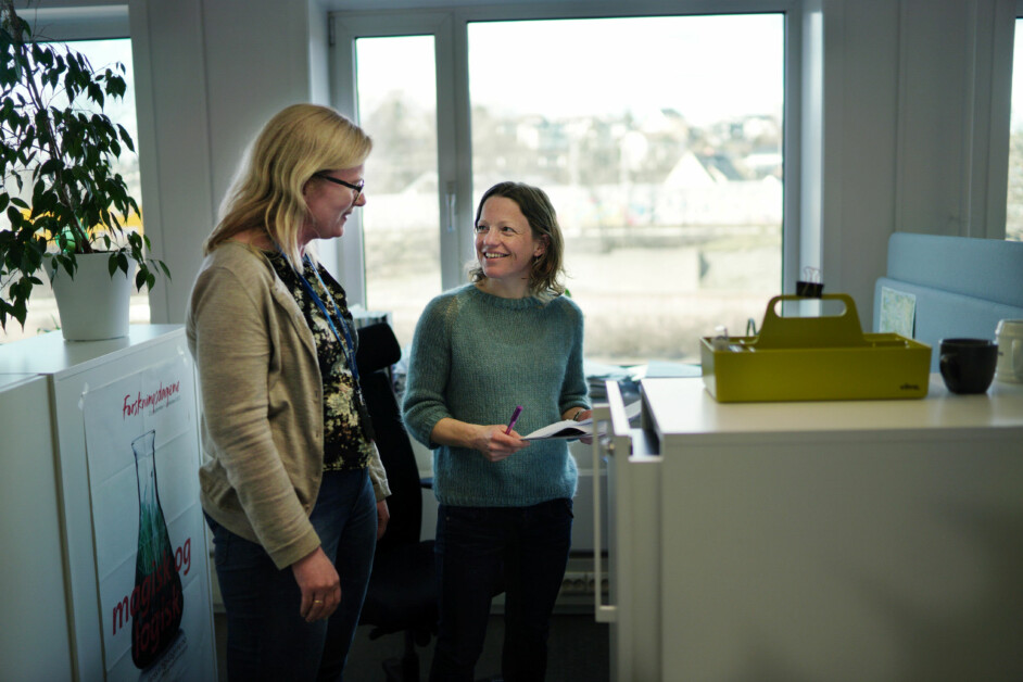 Janicke Giæver og Inger Austrem i Forskningsrådet har et heller blandet forhold til kontor i landskap. Foto: Ketil Blom Haugstulen