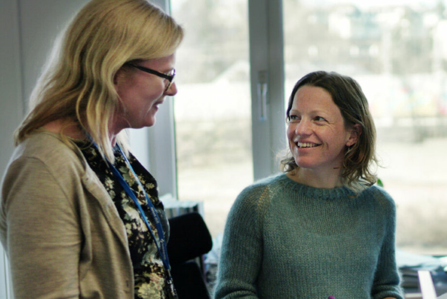 Janicke Giæver og Inger Austrem forteller om positive og negative sider ved kontor i landskap. Foto: Ketil Blom Haugstulen