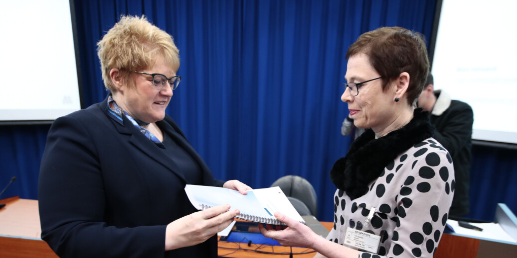 Kulturminister Trine Skei Grande (t.v.) fikk tidligere i april en rapport fra Medietilsynet om NRKs betydning for mediemangfoldet. Til høyre tilsynets direktør Mari Velsand.Foto: Lise Åserud/NTB Scanpix Kulturminister Trine Skei Grande (t.v.) fikk tidligere i april en rapport fra Medietilsynet om NRKs betydning for mediemangfoldet. Til høyre tilsynets direktør Mari Velsand.Foto: Lise Åserud/NTB Scanpix