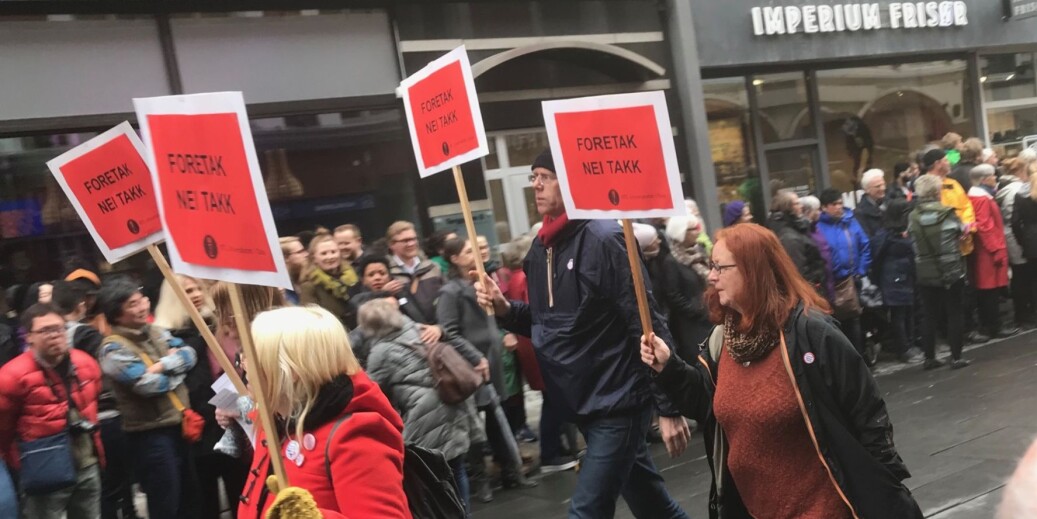 Nei til foretak ved universiteter og høgskoler var også med som paroler i årets 1.mai-tog i Oslo. Samme dag som 84 akademikere har et opprop i Aftenposten mot foretak . Nei til foretak ved universiteter og høgskoler var også med som paroler i årets 1.mai-tog i Oslo. Samme dag som 84 akademikere har et opprop i Aftenposten mot foretak .