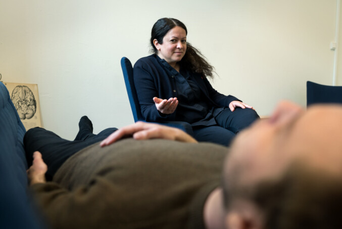 Psykolog Yasmin Sofia Iqbal sier det er viktig å forstå hva som skjer i kroppen når angsten melder seg. Da føles den mindre farlig ut. Foto: Ketil Blom Haugstulen. Psykolog Yasmin Sofia Iqbal sier det er viktig å forstå hva som skjer i kroppen når angsten melder seg. Da føles den mindre farlig ut. Foto: Ketil Blom Haugstulen.
