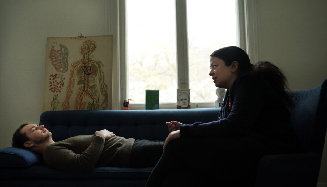 Eksamensangst kan svekke både motivasjon, konsentrasjon og søvn. Her får Khronos egen reporter en innføring i avspenningsteknikker, som kan hjelpe når angsten melder seg. Foto: Ketil Blom Haugstulen Eksamensangst kan svekke både motivasjon, konsentrasjon og søvn. Her får Khronos egen reporter en innføring i avspenningsteknikker, som kan hjelpe når angsten melder seg. Foto: Ketil Blom Haugstulen
