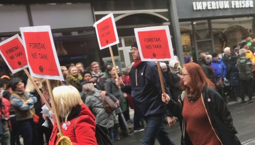 Nei til foretak ved universiteter og høgskoler var med som paroler i årets 1.mai-tog i Oslo. Foto: Tove Lie Nei til foretak ved universiteter og høgskoler var med som paroler i årets 1.mai-tog i Oslo. Foto: Tove Lie