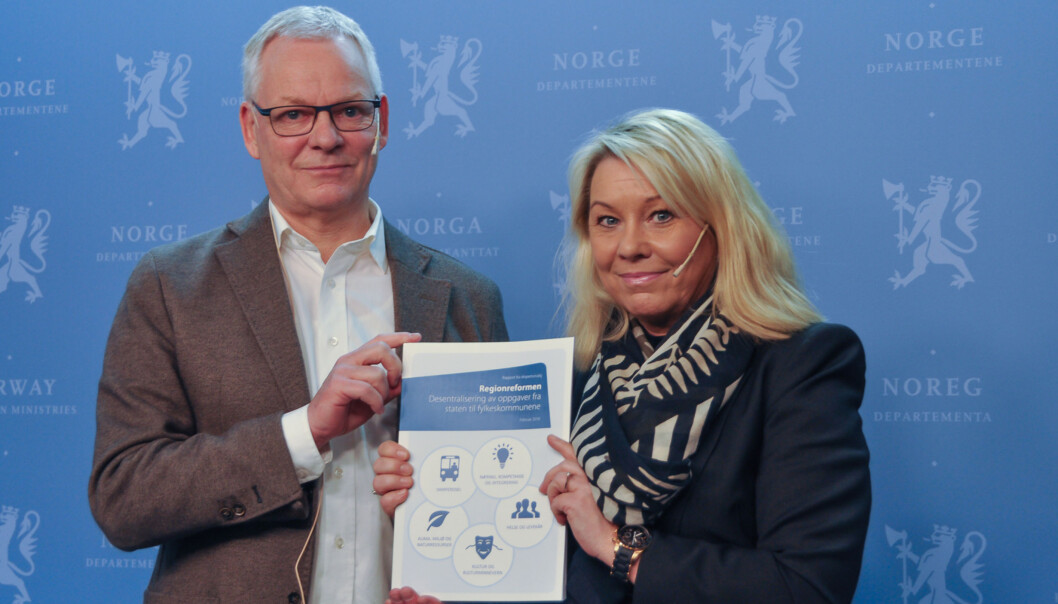 UiO-professor Terje P. Hagen ledet ekspertutvalget som foreslår å overføre flere oppgaver til fylker og regioner. Her overleverer han rapporten til kommunal- og moderniseringsminister Monica Mæland. Foto: KMD UiO-professor Terje P. Hagen ledet ekspertutvalget som foreslår å overføre flere oppgaver til fylker og regioner. Her overleverer han rapporten til kommunal- og moderniseringsminister Monica Mæland. Foto: KMD