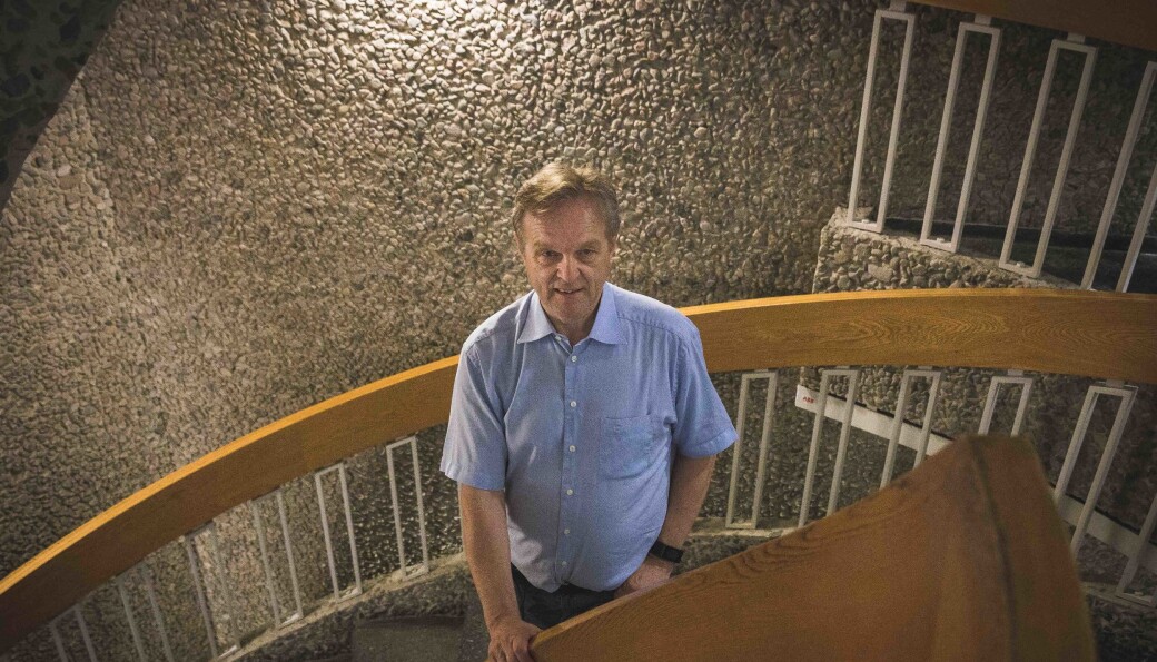 Juss-professor Olav Torvund,skriver at det ikke er forbudt å snikfotografere kolleger, og er enig med NTNU-direktør Ida Munkeby at spørsmålet er at grensen går ved publisering av slike bilder. Juss-professor Olav Torvund,skriver at det ikke er forbudt å snikfotografere kolleger, og er enig med NTNU-direktør Ida Munkeby at spørsmålet er at grensen går ved publisering av slike bilder.