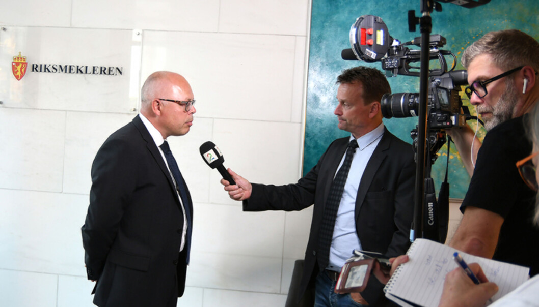 Riksmekler Richard Saue møtte pressen klokken 21 onsdag kveld. Da var ingenting avgjort, men han antydet at partene kunne komme til å mekle på overtid. Foto: Kristin Henriksen, Unio Riksmekler Richard Saue møtte pressen klokken 21 onsdag kveld. Da var ingenting avgjort, men han antydet at partene kunne komme til å mekle på overtid. Foto: Kristin Henriksen, Unio