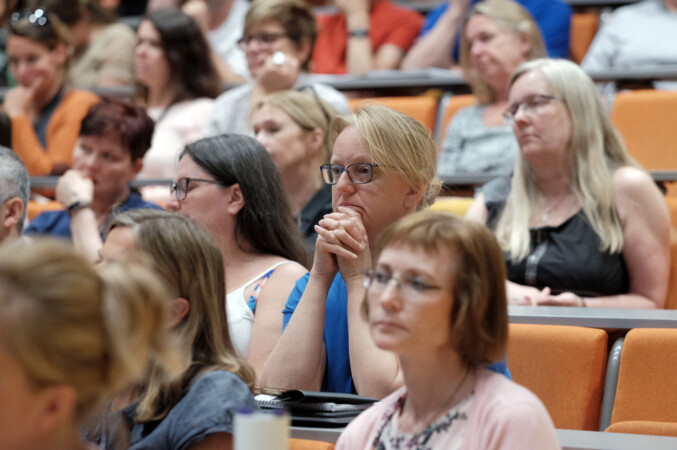 Kontorsjef Hege Maria Bergersen etterlyste evaluering av internrekrutteringssystemet ved OsloMet under allmøtet 28. mai. Foto: Ketil Blom Haugstulen Kontorsjef Hege Maria Bergersen etterlyste evaluering av internrekrutteringssystemet ved OsloMet under allmøtet 28. mai. Foto: Ketil Blom Haugstulen
