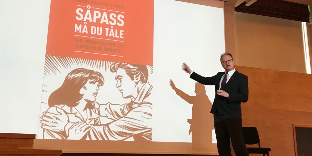 Leder i arbeidsgruppen mot seksuell trakassering i akademia, rektor Frank Reichert, anbefalte Heidi Helene Sveens bok Såpass må du tåle, om sex, krenkelser og offentlig debatt. Foto: Tove Lie Leder i arbeidsgruppen mot seksuell trakassering i akademia, rektor Frank Reichert, anbefalte Heidi Helene Sveens bok Såpass må du tåle, om sex, krenkelser og offentlig debatt. Foto: Tove Lie