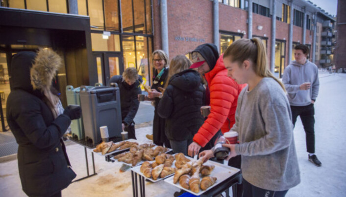 Her feirer OsloMet og styreleder Trine Syvertsen (med briller) universitetesstatus med kakao og croissanter en mandag morgen i januar 2018. Foto: Sonja Balci, OsloMet Her feirer OsloMet og styreleder Trine Syvertsen (med briller) universitetesstatus med kakao og croissanter en mandag morgen i januar 2018. Foto: Sonja Balci, OsloMet