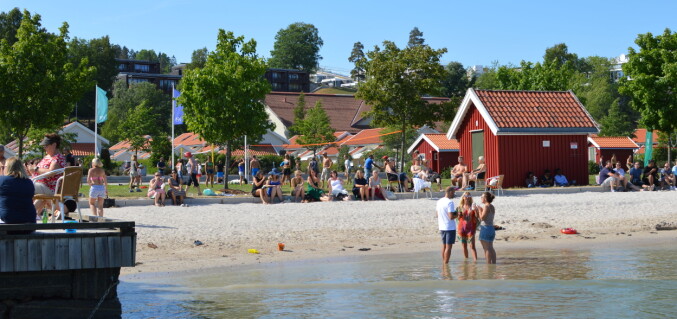 Etter høytidelighetene, og før middag og dans: Brygge- og strandleker - USN Open. Foto: Nils Martin Silvola Etter høytidelighetene, og før middag og dans: Brygge- og strandleker - USN Open. Foto: Nils Martin Silvola