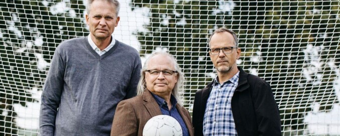 Torbjörn Vestberg (i midten) har skrevet boka «Hjärnboll» sammen med journalist Thomas Lerner (t.v.) og KI-forsker Predrag Petrovic. Foto: Fredrik Bernholm, forlaget Natur&Kultur Torbjörn Vestberg (i midten) har skrevet boka «Hjärnboll» sammen med journalist Thomas Lerner (t.v.) og KI-forsker Predrag Petrovic. Foto: Fredrik Bernholm, forlaget Natur&Kultur