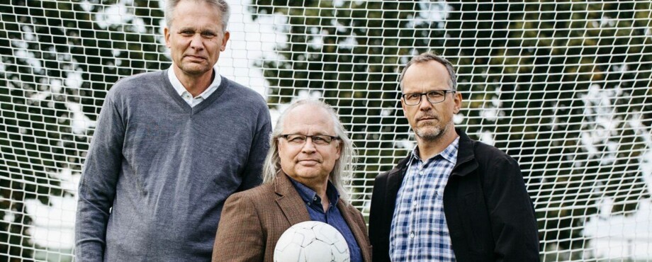 Torbjörn Vestberg (i midten) har skrevet boka «Hjärnboll» sammen med journalist Thomas Lerner (t.v.) og KI-forsker Predrag Petrovic. Foto: Fredrik Bernholm, forlaget Natur&Kultur