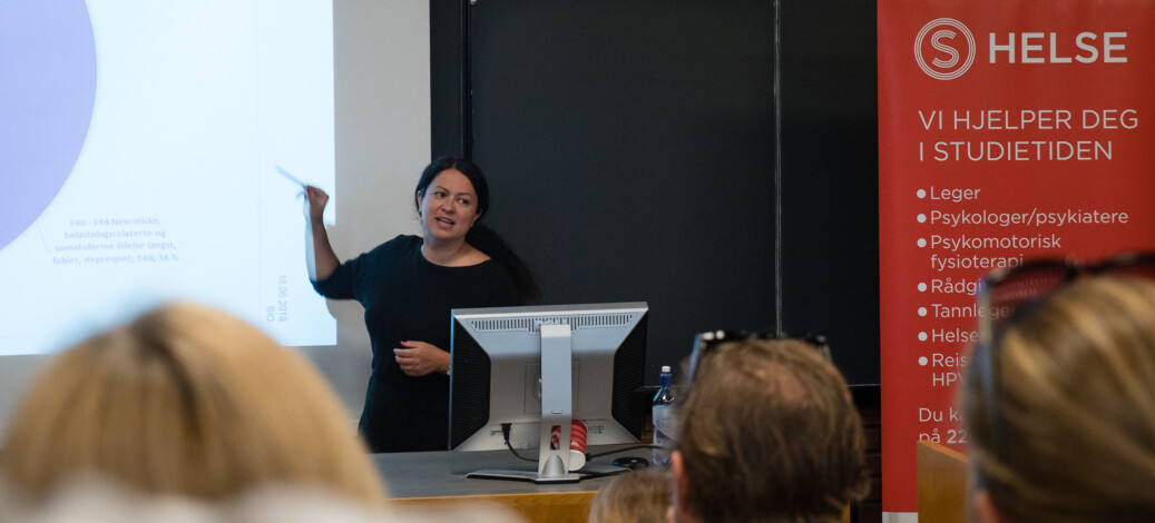 — Vi ser at nesten 40 prosent av de som kommer til oss er studenter som plages med ulike lettere angstlidelser, mens rundt 16 prosent sliter med depresjon, sier Yasmin Iqbal. Foto: Petter Berntsen — Vi ser at nesten 40 prosent av de som kommer til oss er studenter som plages med ulike lettere angstlidelser, mens rundt 16 prosent sliter med depresjon, sier Yasmin Iqbal. Foto: Petter Berntsen
