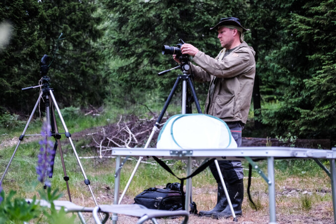 Jeroen van der Kooij, biolog ved Norsk zoologisk forening, setter opp kamerautstyret som de bruker til å ta bilder av vingene til flaggermus. Bildene samles i en database hvor de kan skille de ulike individene fra hverandre. Jeroen van der Kooij, biolog ved Norsk zoologisk forening, setter opp kamerautstyret som de bruker til å ta bilder av vingene til flaggermus. Bildene samles i en database hvor de kan skille de ulike individene fra hverandre.