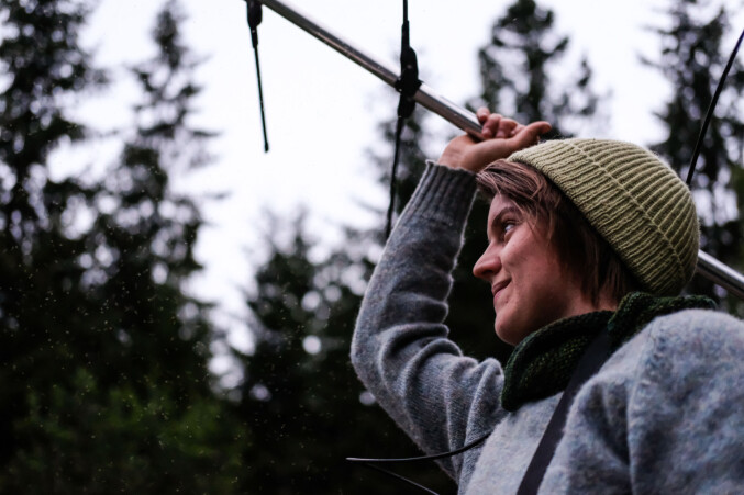 April McKay, en av studentene som er med i SCANDBAT, peiler etter flaggermus. April McKay, en av studentene som er med i SCANDBAT, peiler etter flaggermus.