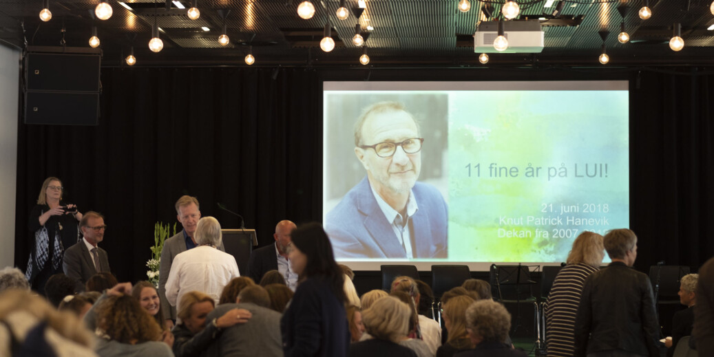 Dekan Knut Patrick Hanevik ble behørig markert og takket av kolleger og studenter ved OsloMet torsdag. Foto: Mina Ræge Dekan Knut Patrick Hanevik ble behørig markert og takket av kolleger og studenter ved OsloMet torsdag. Foto: Mina Ræge