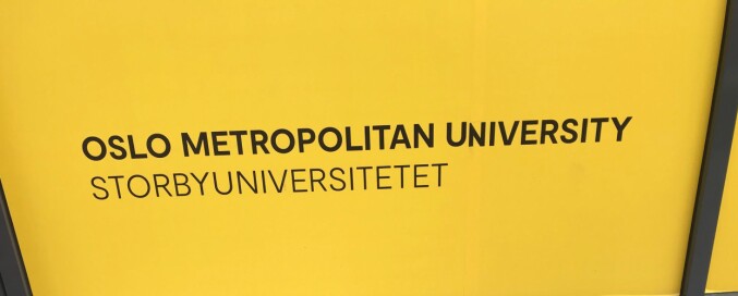Her er en variant av universitetsnavnet skrevet på store boards hengt opp på veggene utvendig hos OsloMet — storbyuniversitetet i Pilestredet i Oslo. Her er en variant av universitetsnavnet skrevet på store boards hengt opp på veggene utvendig hos OsloMet — storbyuniversitetet i Pilestredet i Oslo.