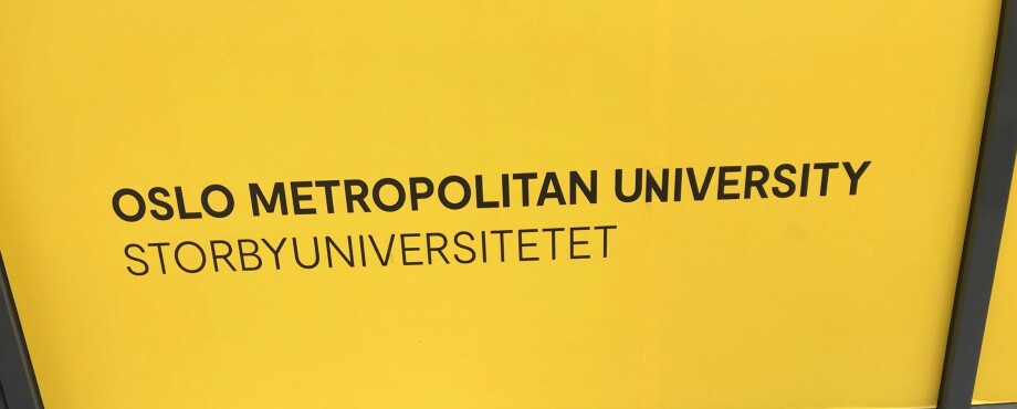 Her er en variant av universitetsnavnet skrevet på store boards hengt opp på veggene utvendig hos OsloMet — storbyuniversitetet i Pilestredet i Oslo.