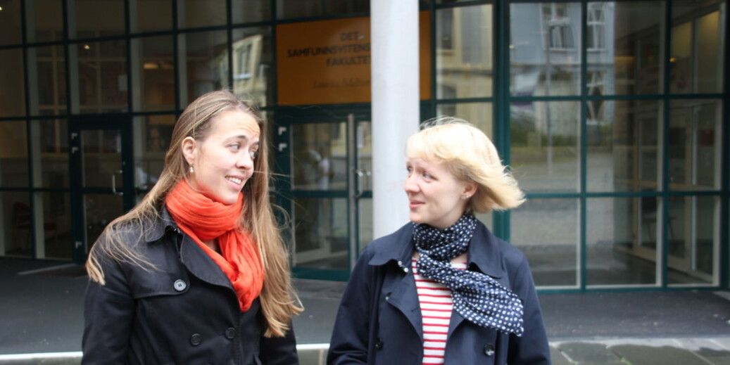 Katharina Sass og Hanne Kvilhaugsvik reagerer på at muligheten til å velge instituttledere fjernes. De reagerer også på at midlertidig ansatte må ha minst femti prosent stilling for å kunne få stemmerett. — Dette vil gå ut over stipendiater som har gått over tiden, og som kombinerer ferdigstilling av doktorgraden med en mindre stilling ved UiB, sier Sass. Foto: Hilde Kristin Strand Katharina Sass og Hanne Kvilhaugsvik reagerer på at muligheten til å velge instituttledere fjernes. De reagerer også på at midlertidig ansatte må ha minst femti prosent stilling for å kunne få stemmerett. — Dette vil gå ut over stipendiater som har gått over tiden, og som kombinerer ferdigstilling av doktorgraden med en mindre stilling ved UiB, sier Sass. Foto: Hilde Kristin Strand