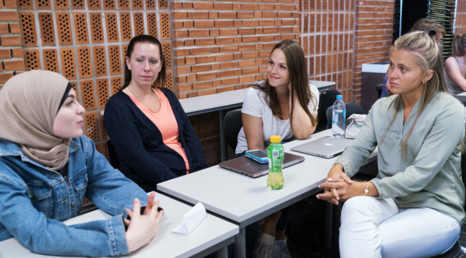 Topp motiverte til å klare firerkravet i matte første dag på forkurs på OsloMet (f.v.): Ehlimana Visca, Maren Skappel, Maria Blix og Linn Benedicte Plassen. Foto: Ketil Blom Haugstulen Topp motiverte til å klare firerkravet i matte første dag på forkurs på OsloMet (f.v.): Ehlimana Visca, Maren Skappel, Maria Blix og Linn Benedicte Plassen. Foto: Ketil Blom Haugstulen