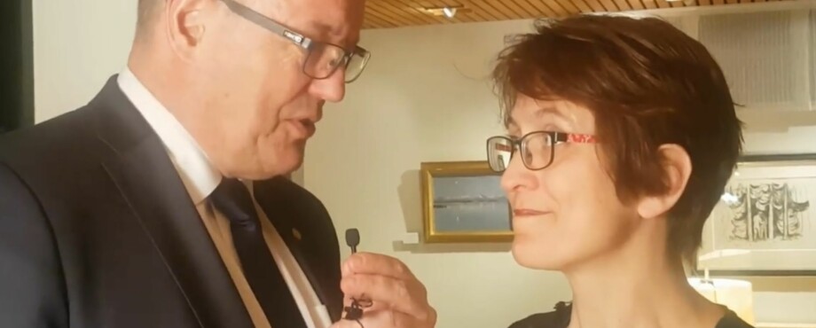 NTNU-rektor Gunnar Bovim tok selv jobben med å intervjue Trondheimsolistenes Marianne Baudouin Lie. Foto: Skjermdump