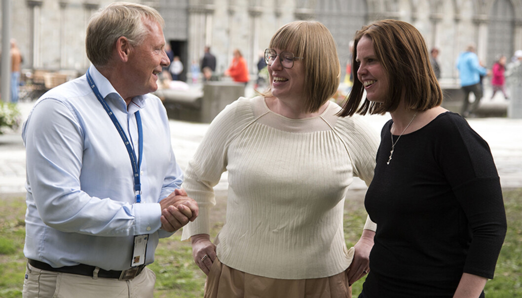 Rådmann Morten Wolden i Trondheim kommune, prosjektkoordinator Annemie Wyckmans ved NTNU og fyrkoordinator Silja Rønningsen i Trondheim kommune gleder seg over EU-penger for å gjøre Trondheim til Smartby.Foto: Carl-Erik Eriksson/Trondheim kommune. Rådmann Morten Wolden i Trondheim kommune, prosjektkoordinator Annemie Wyckmans ved NTNU og fyrkoordinator Silja Rønningsen i Trondheim kommune gleder seg over EU-penger for å gjøre Trondheim til Smartby.Foto: Carl-Erik Eriksson/Trondheim kommune.
