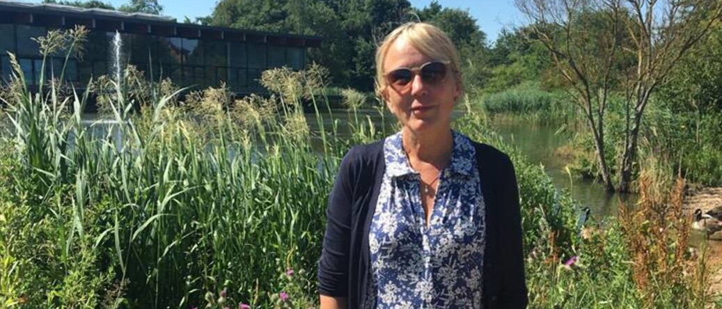 Prorektor og professor i italiensk litteraturhistorie ved Universitetet i Bergen, Margareth Hagen, er i England for tiden. Med seg i reisevesken har hun klassikeren The Left Hand of Darkness av Ursula Le Guin og Shakespeare-biografien til Peter Ackroyd . Hun deler gjerne andre boktips for sommerens late dager. Foto: Privat Prorektor og professor i italiensk litteraturhistorie ved Universitetet i Bergen, Margareth Hagen, er i England for tiden. Med seg i reisevesken har hun klassikeren The Left Hand of Darkness av Ursula Le Guin og Shakespeare-biografien til Peter Ackroyd . Hun deler gjerne andre boktips for sommerens late dager. Foto: Privat