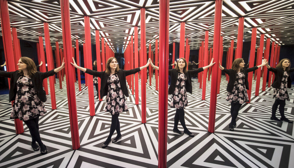 Her er museumsansatt Lorna Williams på en speil-installasjon i interaktive Wonderlab som blant annet er sponset av Equinor. Foto: Danny Lawson/scanpix NTB