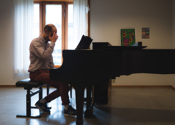 Fra han var 13 til han var 21 ble Sørbø utsatt for overgrep av en musikkskolerektor i hjemkommunen. Han sier overgrepene har noe av skylda for hans flukt til akademia.
