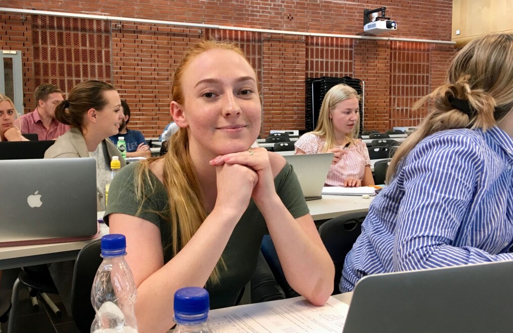 Emilie T. Skavhaug (23) tar mattekurs og søker grunnskolelærerutdanning 5.-10. trinn. Hun skal ikke undervise i matematikk. Foto: Øystein Fimland Emilie T. Skavhaug (23) tar mattekurs og søker grunnskolelærerutdanning 5.-10. trinn. Hun skal ikke undervise i matematikk. Foto: Øystein Fimland