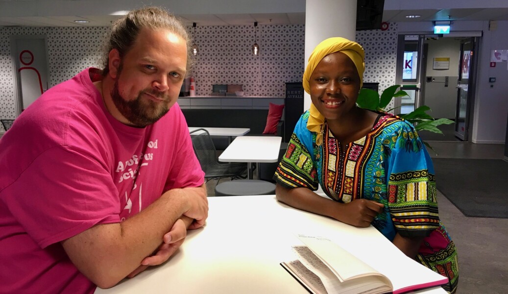 Einar Belck-Olsen og Hussaina Abdullahi tar tech. phil ved OsloMet i sommer. Foto: Øystein Fimland Einar Belck-Olsen og Hussaina Abdullahi tar tech. phil ved OsloMet i sommer. Foto: Øystein Fimland