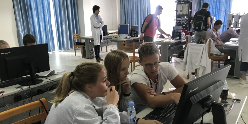 Norske studenter på Huaweis forskningssenter ved hovedkontoret i Shenzhen. Foto: Huawei Norske studenter på Huaweis forskningssenter ved hovedkontoret i Shenzhen. Foto: Huawei