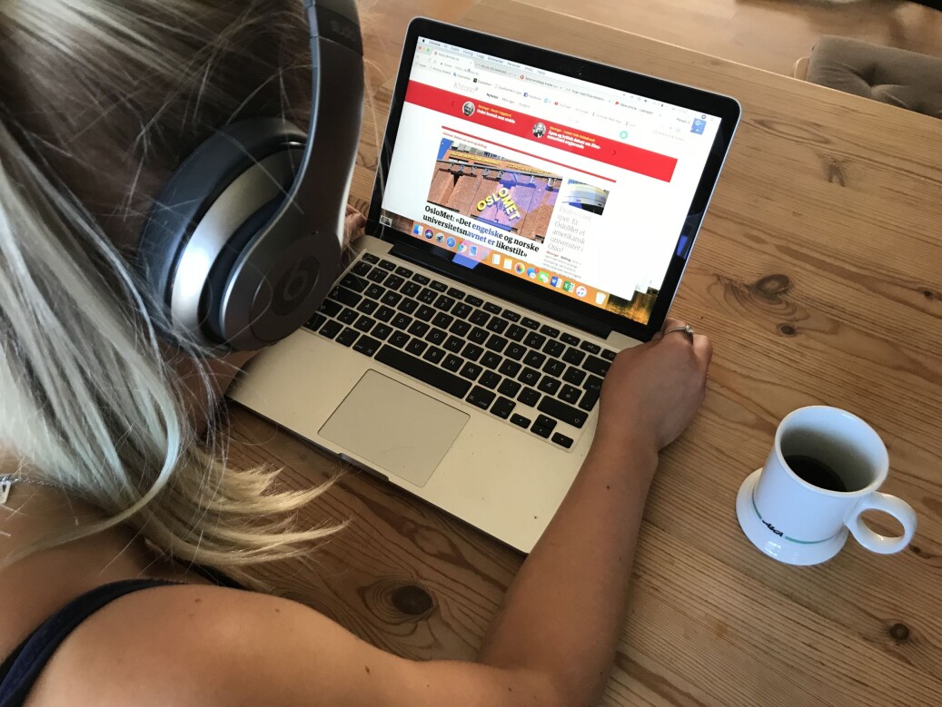 Å isolere seg fra omverdenen med høretelefoner kan være én måte å beskytte seg på i åpne kontorlandskap. En studie fra USA viser at det ble mindre kommunikasjon ansikt til ansikt etter overgang til åpent landskap. Foto: Eva Tønnessen Å isolere seg fra omverdenen med høretelefoner kan være én måte å beskytte seg på i åpne kontorlandskap. En studie fra USA viser at det ble mindre kommunikasjon ansikt til ansikt etter overgang til åpent landskap. Foto: Eva Tønnessen