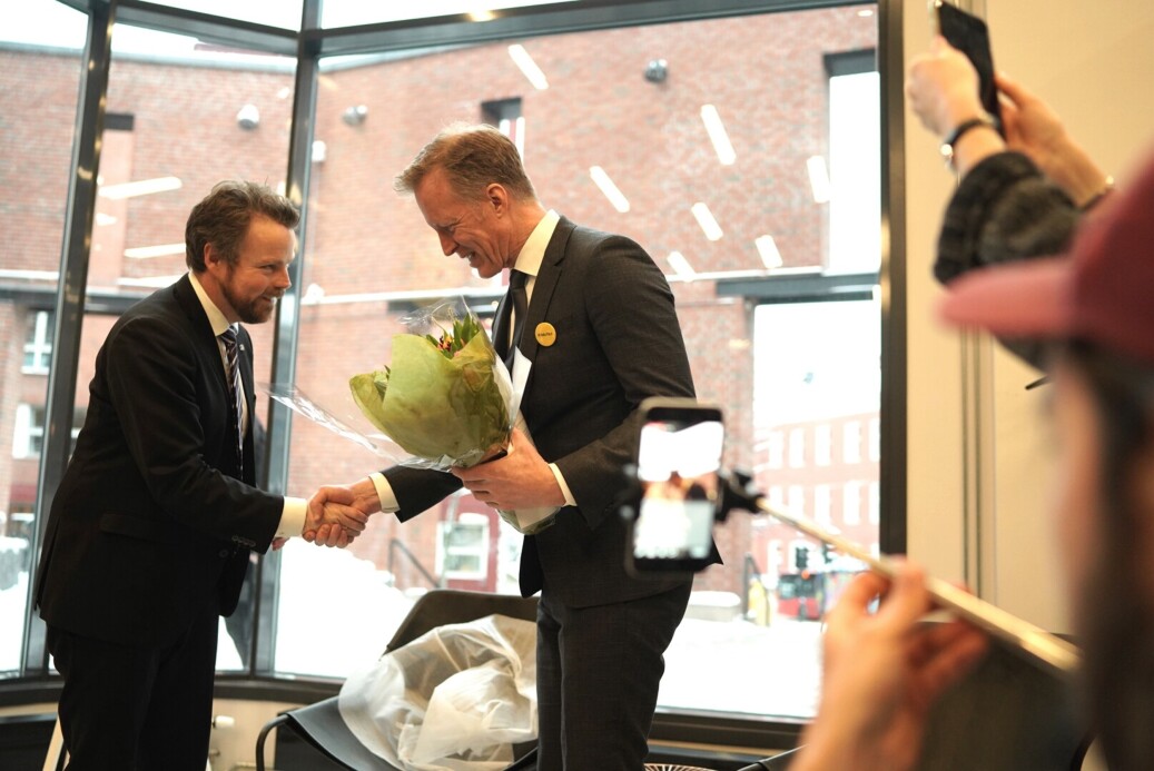 Rektor på OsloMet, Curt Rice, får blomster av daværende kunnskapsminister torbjørn røe Isaksen. Høgskolen i oslo og Akershus ble universitet fredag 12. januar 2018. Rice trekker fram det å oppnå universitetsstatus som det største og mest omfattende prosjektet man har lykkes med de siste tre årene. Foto: Ketil Blom Haugstulen Rektor på OsloMet, Curt Rice, får blomster av daværende kunnskapsminister torbjørn røe Isaksen. Høgskolen i oslo og Akershus ble universitet fredag 12. januar 2018. Rice trekker fram det å oppnå universitetsstatus som det største og mest omfattende prosjektet man har lykkes med de siste tre årene. Foto: Ketil Blom Haugstulen