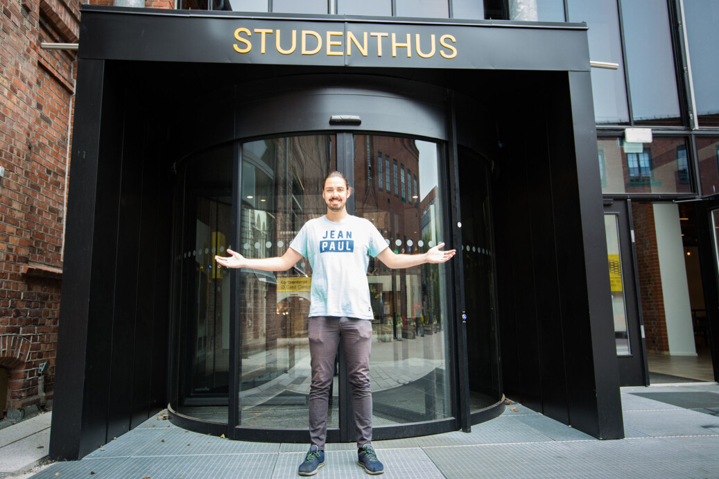 Studentleder på OsloMet, Bjørn Harald Hegreberg Garborg, har allerede gjort seg bemerket med sterke meninger om nikabforbud og heltidsstudenten. Her retter han også en pekefinger til Nybø om kvotering og autonomi, og oppfordrer studentene til å engasjere seg mer og bry seg mer om hverandre. Studentleder på OsloMet, Bjørn Harald Hegreberg Garborg, har allerede gjort seg bemerket med sterke meninger om nikabforbud og heltidsstudenten. Her retter han også en pekefinger til Nybø om kvotering og autonomi, og oppfordrer studentene til å engasjere seg mer og bry seg mer om hverandre.