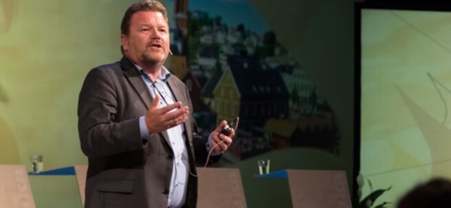Øystein Djupedal leder programkomiteen for Arendalsuka. Til daglig er han seniorrådgiver i UiA-ledelsens stab. Her fra starten på uka i fjor. Foto: Danny Santana, Arendalsuka Øystein Djupedal leder programkomiteen for Arendalsuka. Til daglig er han seniorrådgiver i UiA-ledelsens stab. Her fra starten på uka i fjor. Foto: Danny Santana, Arendalsuka