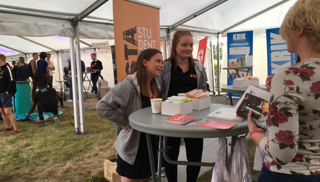 Nestleder Pernille Rist-Christensen og læringsmiljøansvarlig Olea Magdalene Norset i Studentorganisasjonen i Agder (STA) står på stand i teltet på campus Grimstad og snakker med nye studenter. Seksuell folkeskikk er tema ved studiestart i år. Foto: Hege Larsen Nestleder Pernille Rist-Christensen og læringsmiljøansvarlig Olea Magdalene Norset i Studentorganisasjonen i Agder (STA) står på stand i teltet på campus Grimstad og snakker med nye studenter. Seksuell folkeskikk er tema ved studiestart i år. Foto: Hege Larsen