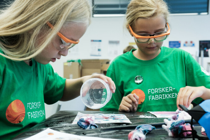 Barn på Forskerfabrikken ved Kjemisk Institutt på Universitetet i Oslo i gang med å lage kjemisk maleri. Foto: Fanny Bu